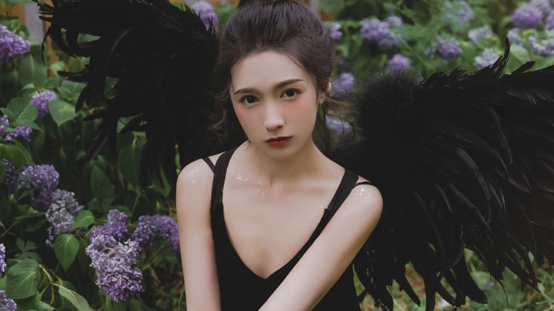 中国足球联赛战况异常激烈，各队球员全力以赴，中国足球队比赛情况